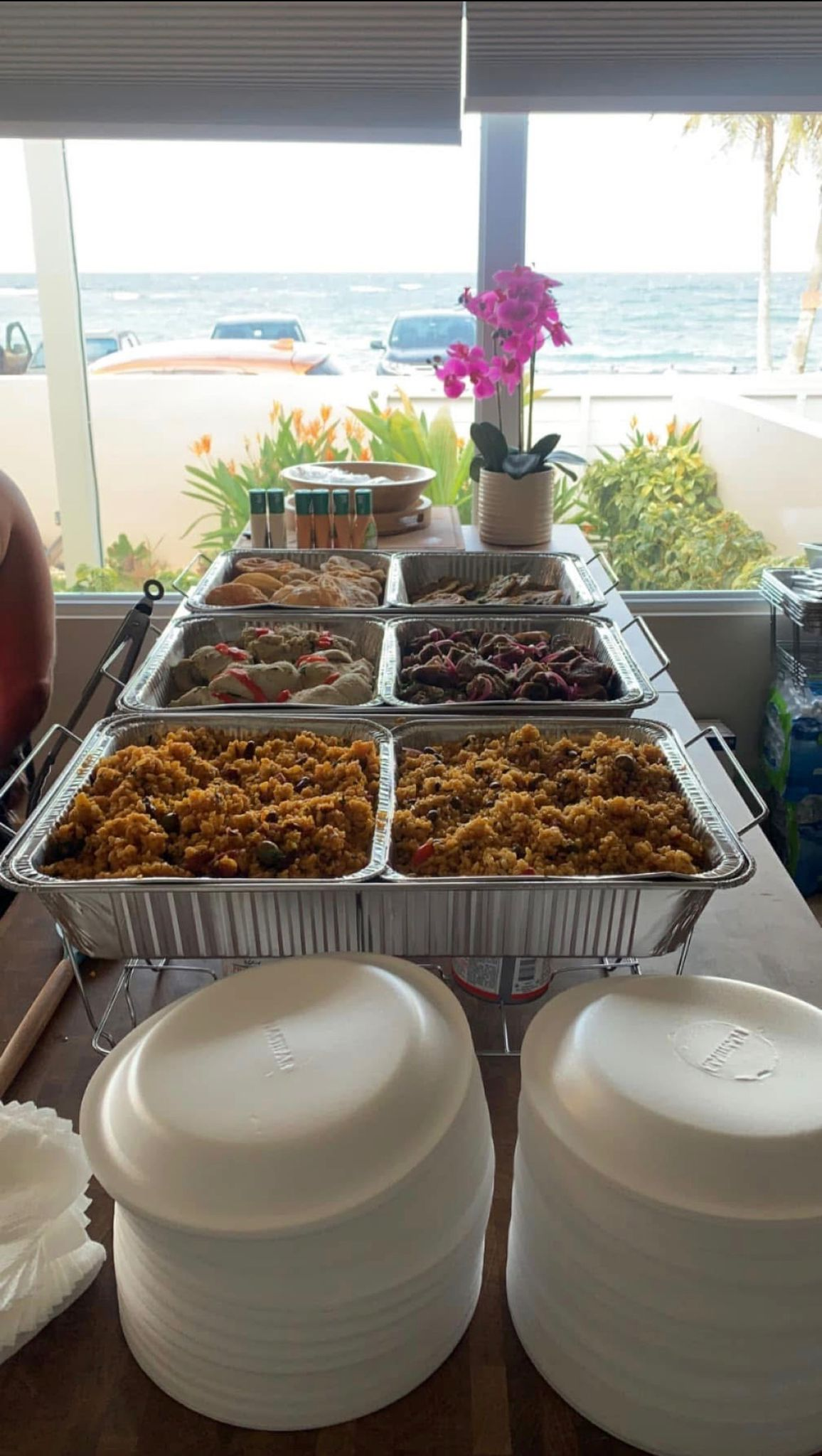 Buffet criollo El Artesano frente al mar